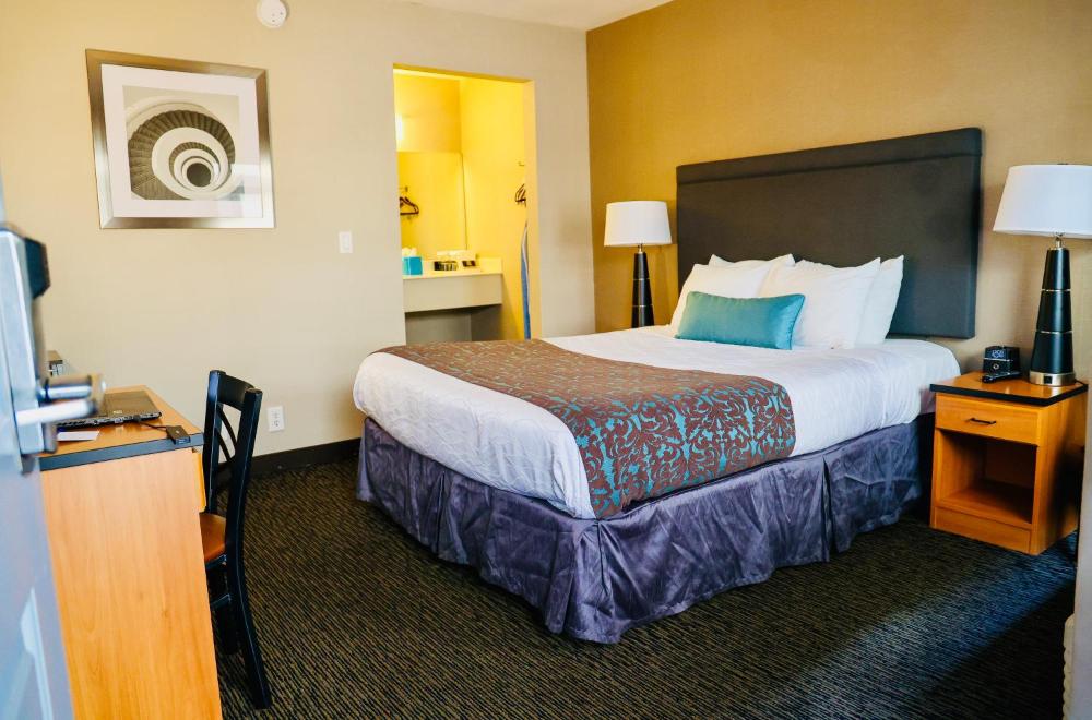 Deluxe Queen Room interior