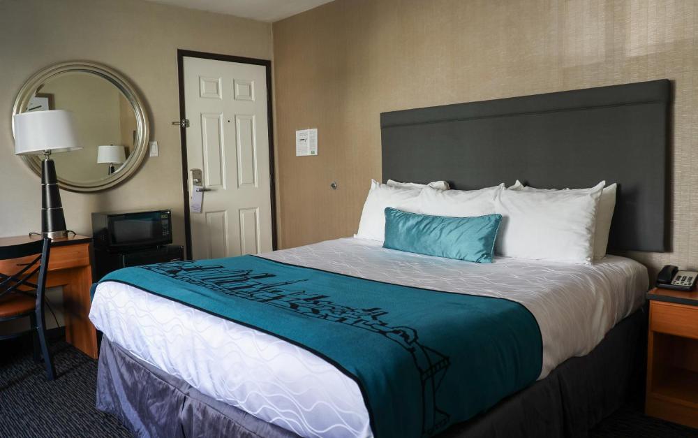 Deluxe King Room interior